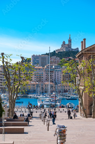 Notre dame de la Garde vue depuis le vieux port de Marseille