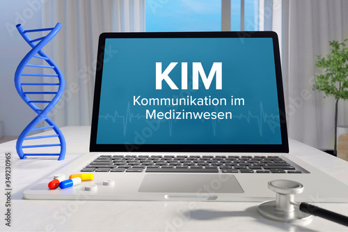 KIM (Kommunikation im Gesundheitswesen) – Medizin, Gesundheit. Computer im Büro mit Text auf dem Bildschirm. Arzt, Krankheit, Gesundheitswesen photo