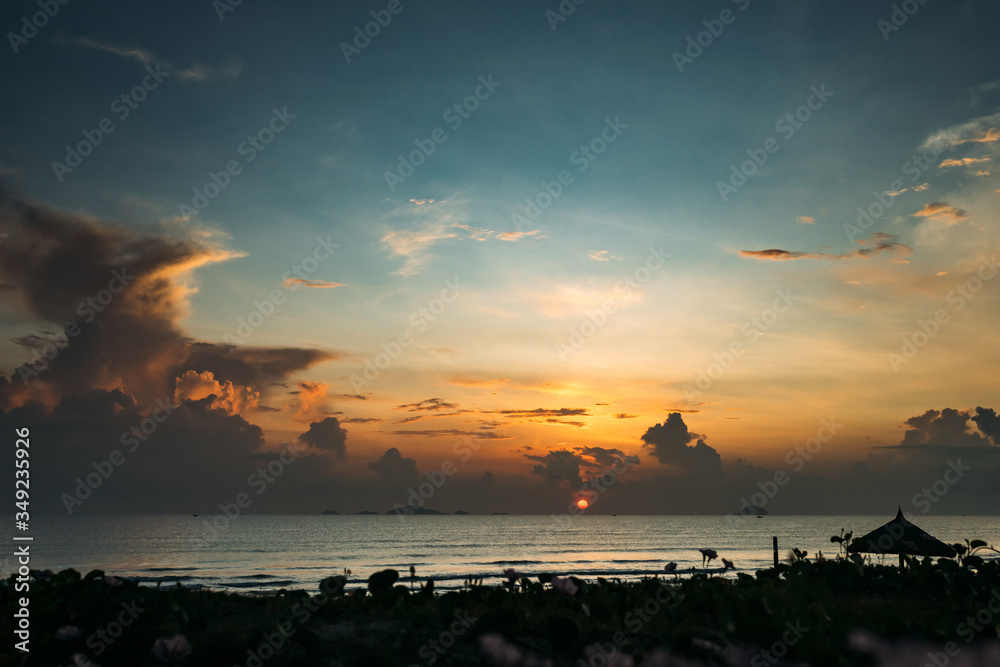 Obraz premium Beautiful sunrise, sunset of the sun through the clouds