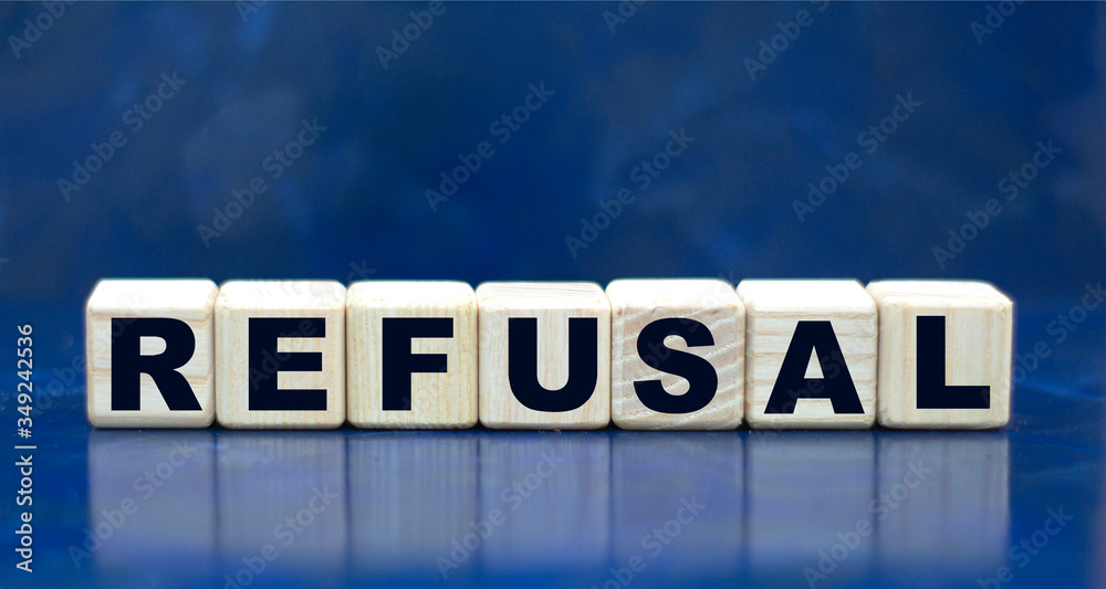 Obraz premium concept word REFUSAL on cubes on a blue background