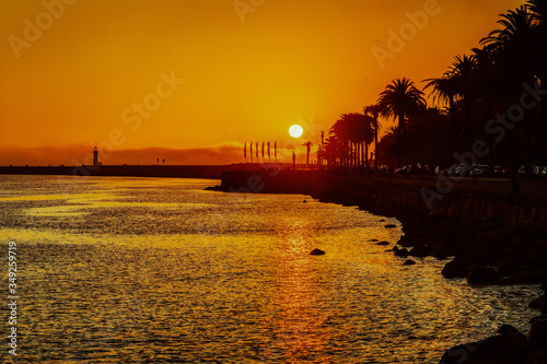 Le Phare de Felguieras au coucher du soleil à Porto pris depuis l'Avenue Dom Carlos photo