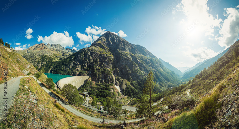 Fototapeta premium Diga di cemento in montagna