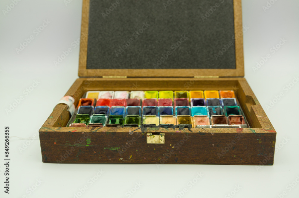 Caja de madera de acuarelas. Set de 48 pastillas de colores. Tabla de pruebas de color y pinceles de varios calibres. Caja de madera de acuarelas. Set de 48 pastillas de colores. Tabla de pruebas de color y pinceles de varios calibres.