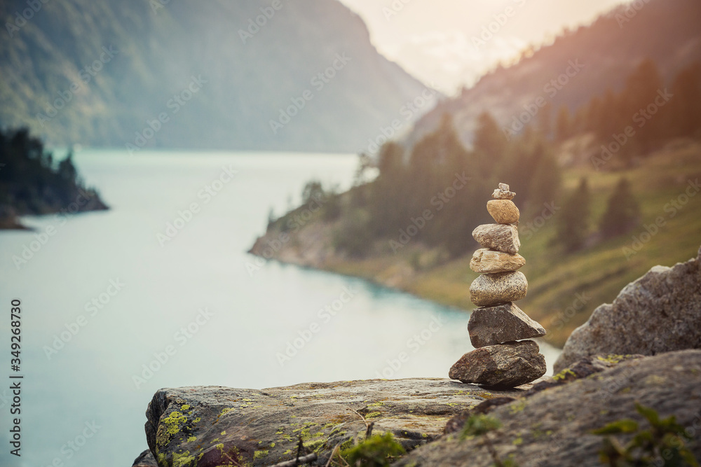 Pietre Zen in equilibrio. Trekking in montagna con omini di pietra e segnalazione. - obrazy, fototapety, plakaty 