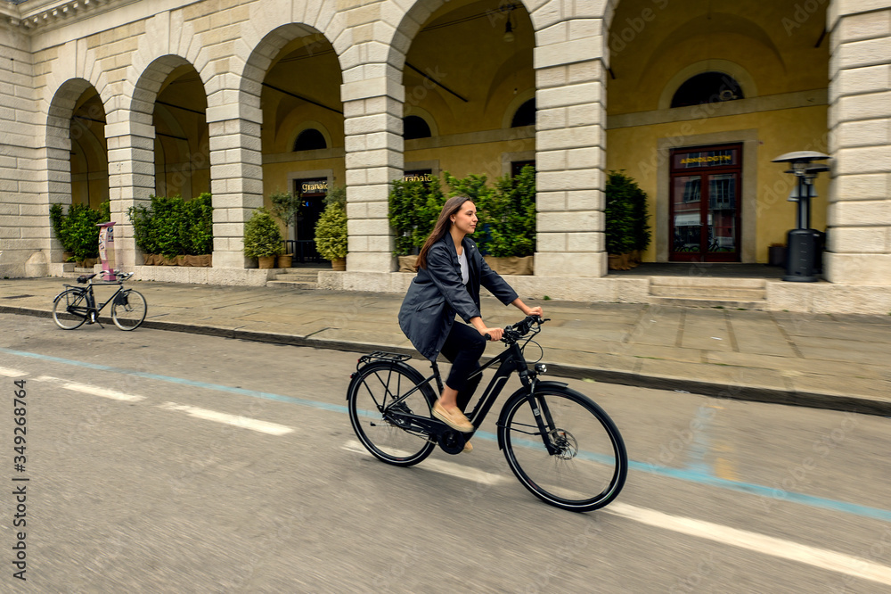 bici, bicicletta, andare in bicicletta, donna, sport, cittá, urbana, strada, giovane, persone, ciclo, ciclista, strada, adolescente, andare in bici, divertimento, persona, trasporto, all'aperto, ebike