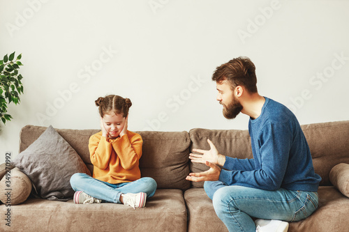 Bild auf Leinwand Father talking with naughty daughter.
