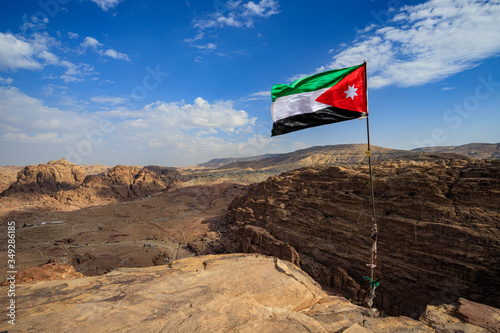 bandiera giordana sulla cima di un monte a Petra, Giordania
