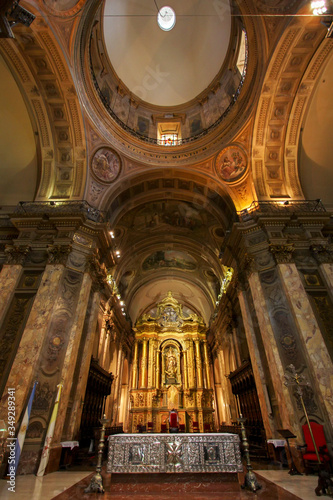 Interior de igreja dourada em Buenos Aires