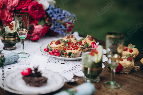 Fototapeta Naklejka Na Ścianę i Meble -  wedding decor flowers table hda glasses