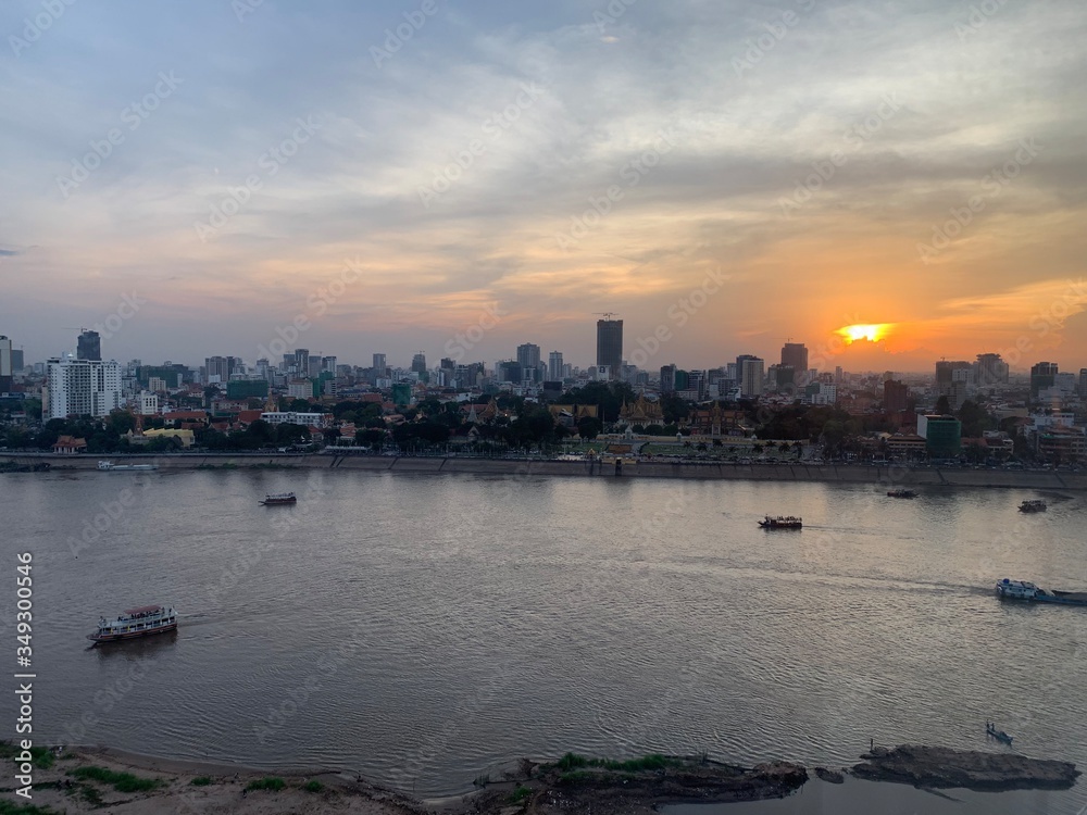 Naklejka premium sunset over the river in Phnom Penh