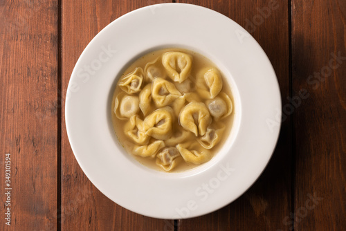 Fotografia Piatto di classici tortellini in brodo, Cucina Italiana
