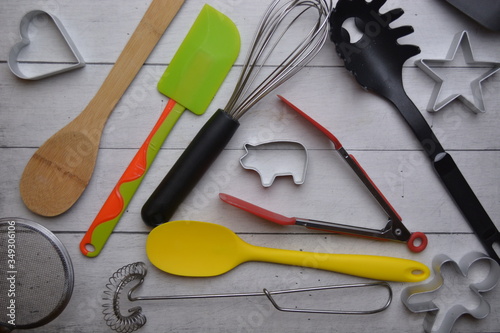 attrezzi per cucinare utensili da cucina in legno e metallo e plastica photo