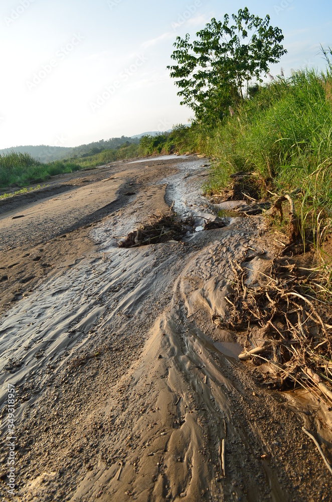 The soil broke after flooding in the evening. The soil broke after flooding in the evening.