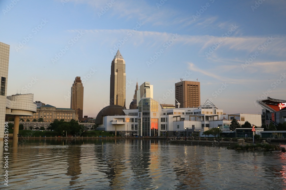 Obraz premium Cleveland skyline on the Lake Erie shore