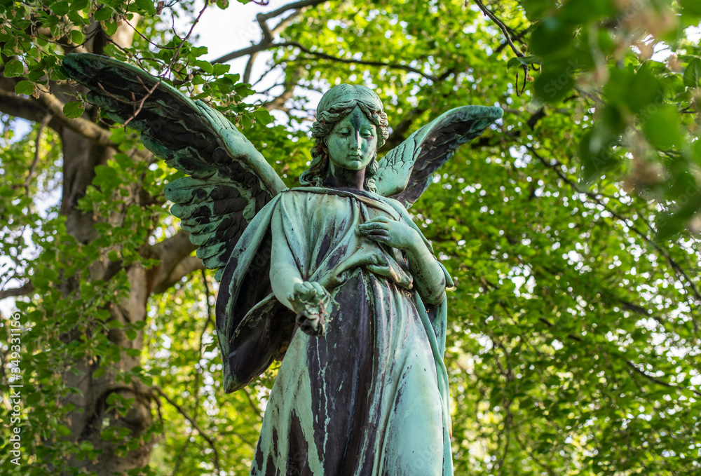 Friedhof im Frühling: schöner alter Engel Friedhof im Frühling: schöner alter Engel