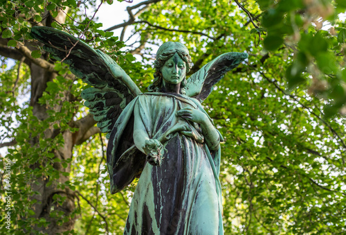 Friedhof im Frühling: schöner alter Engel