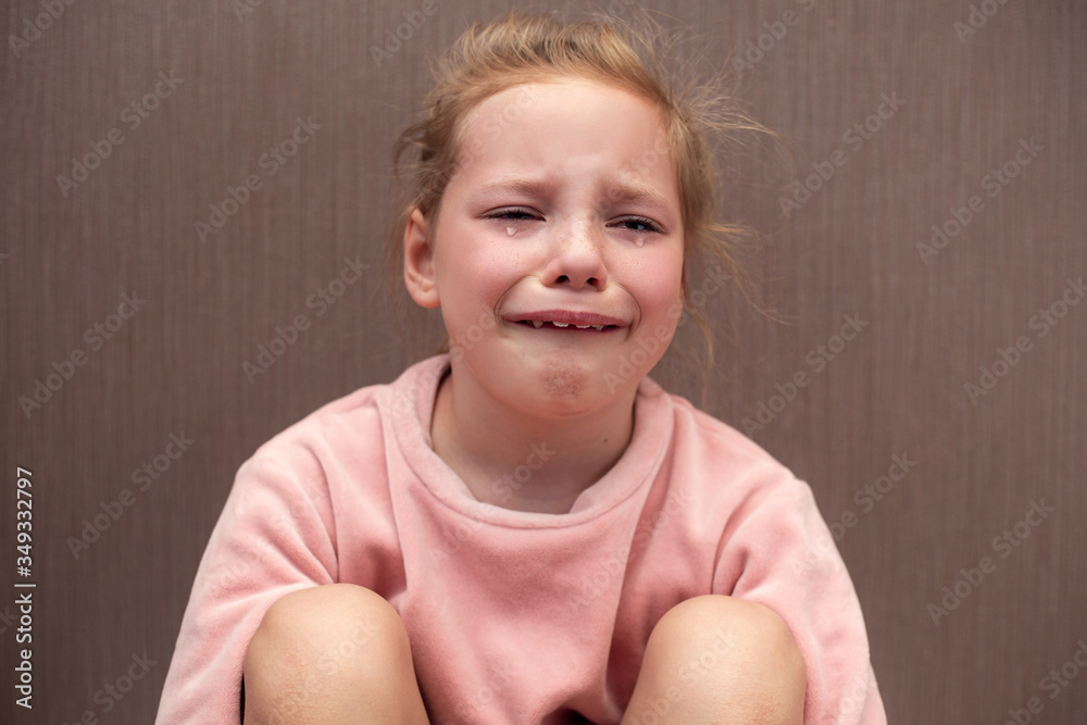 Naklejka premium sad girl child crying