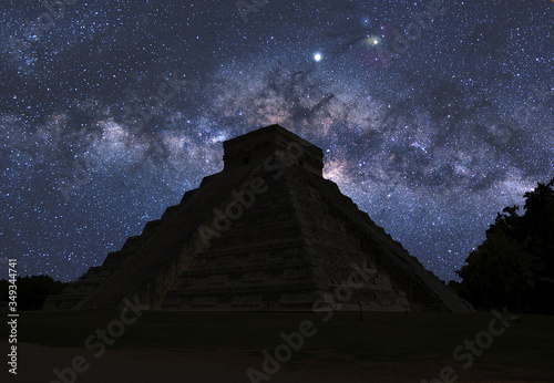 Droga Mleczna i piramida w Meksyku
