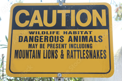 écriteau signalant la présence dangereuse possible de serpents-à-sonnette et de pumas