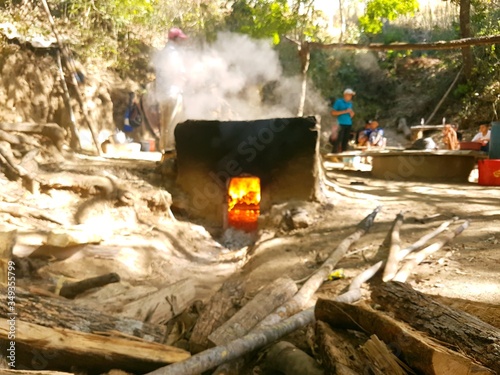 horno en trapiche de caña de azúcar para la elaboración de dulce de pilón o atado 