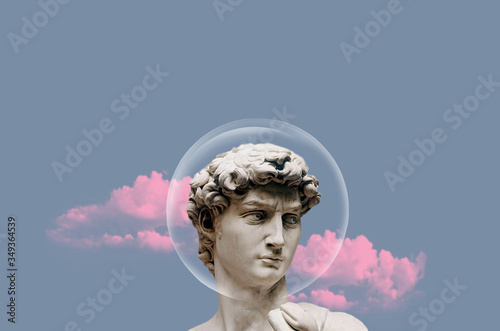 Foto statue on a background of clouds. statue art. pink clouds