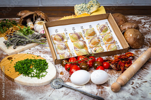 Bodegón de raviolis italianos con ingredientes naturales
