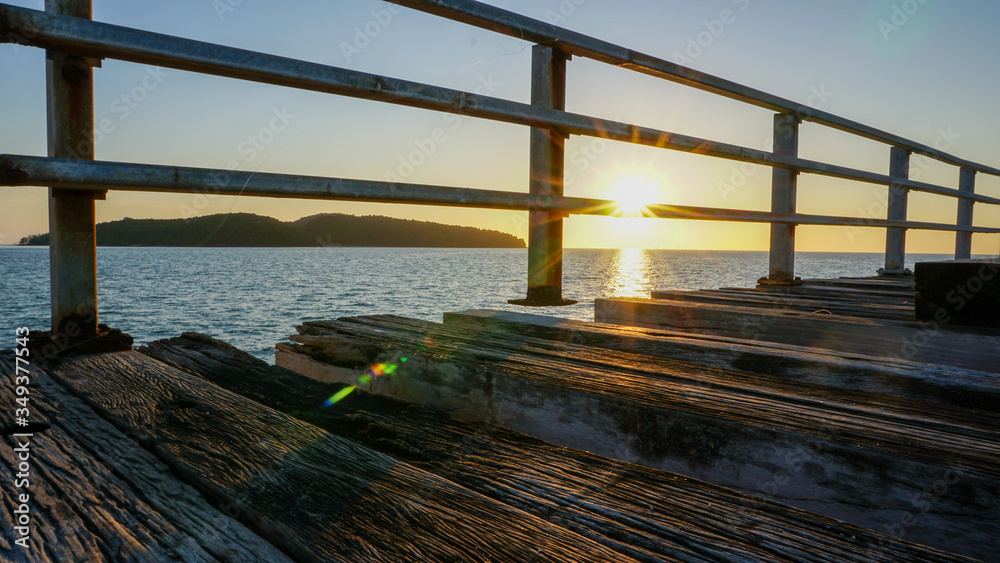 Obraz premium wooden bridge over the sea