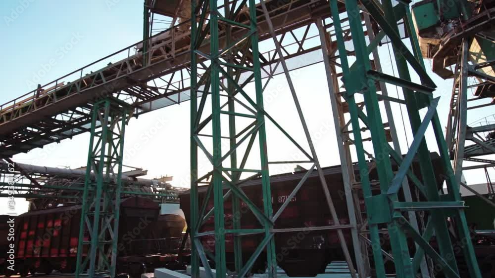 Routine in a river port specializing in cereals. Routine in a river port specializing in cereals.