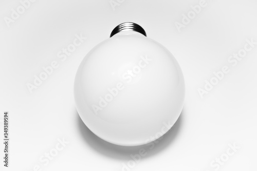 Biała żarówka LED na białym blacie