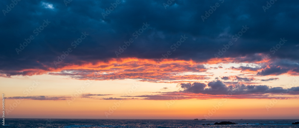 Fototapeta premium Wide sunset sky with vivid colors over ocean