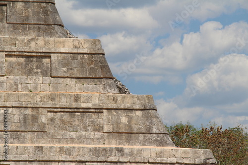 mayan pyramid in chichen
