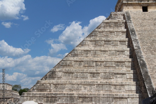 chichen itza pyramid in mexico