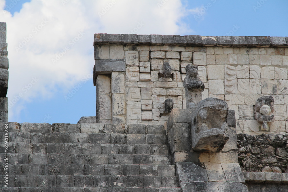 mayan pyramid in chichen