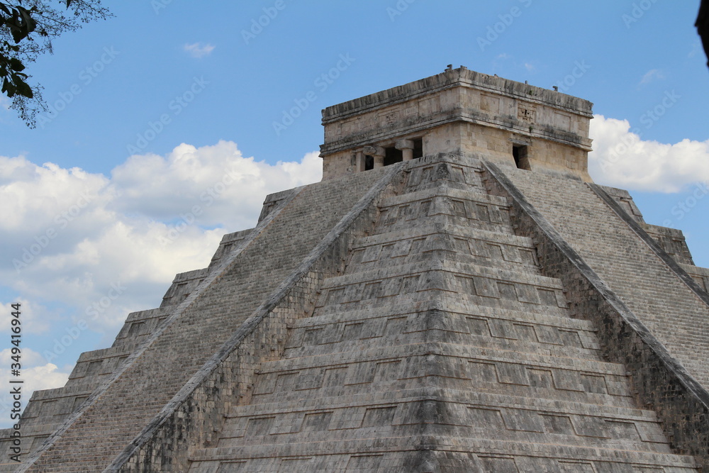 chichen itza pyramid of mexico