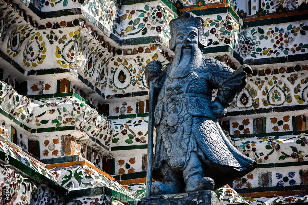 Obraz premium Bangkok, Thailand - 12 January 2019: Details of the Central Pagoda at Wat Arun - The Temple of Dawn in Bangkok