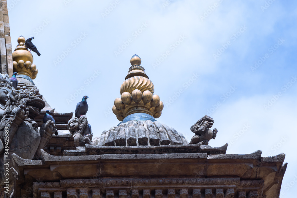 Obraz premium One of the gajur and stone carvings at Krishna Mandir(Krishna Temple) located in Patan Durbar Square