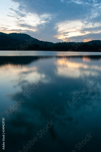京都の池の水面に映る朝焼け