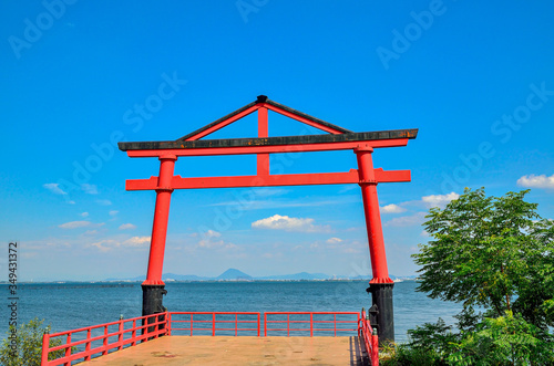 琵琶湖湖畔の日吉神社鳥居 © peia