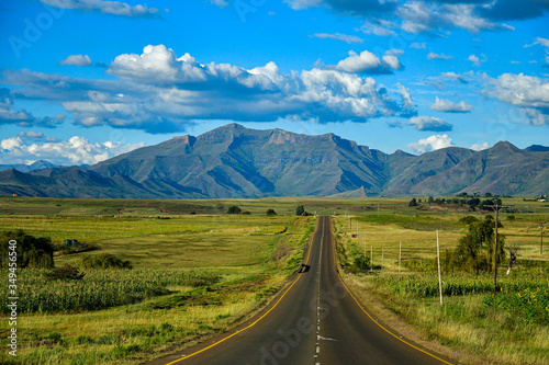 Lesotho王国をレンタカーで走った風景。壮大な山々と咲き乱れるコスモス、特徴的な農村部の家屋など見所が多い