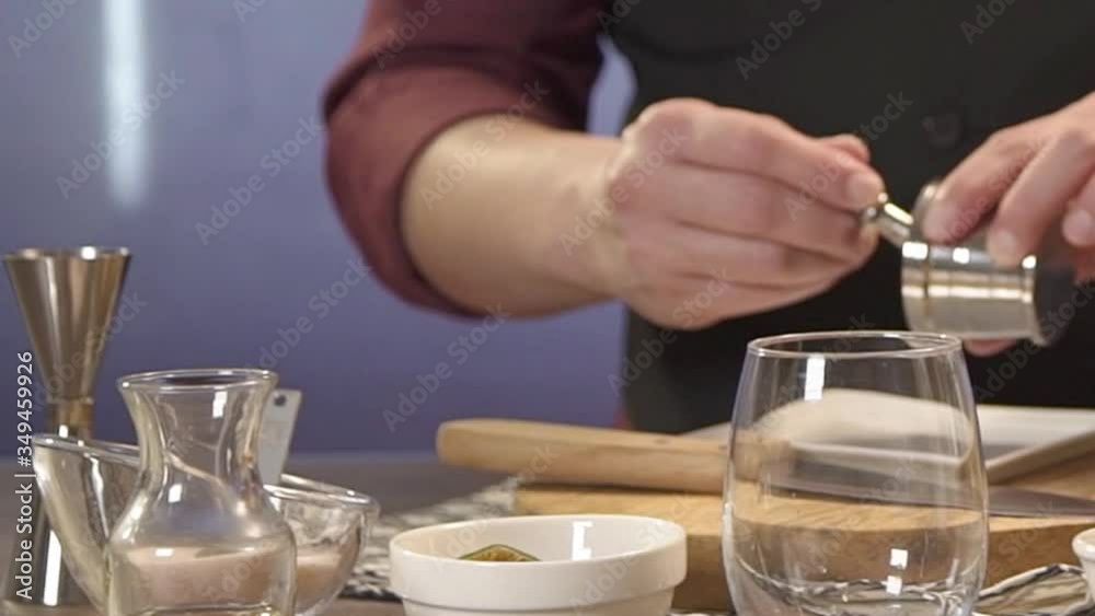 pouring powder on the white plate with crusher - panning pouring powder on the white plate with crusher - panning