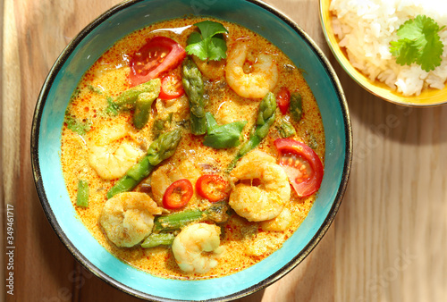 Shrimps with asparagus in curry sauce.