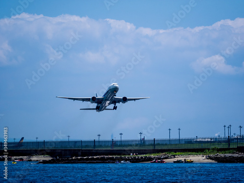 夏空と離陸する飛行機