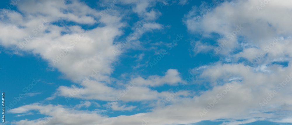 Bannière d'arrière-plan de ciel bleu avec nuages cumulus blanc