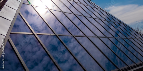 Hausfront Fasade aus Glas vor blauem Himmel