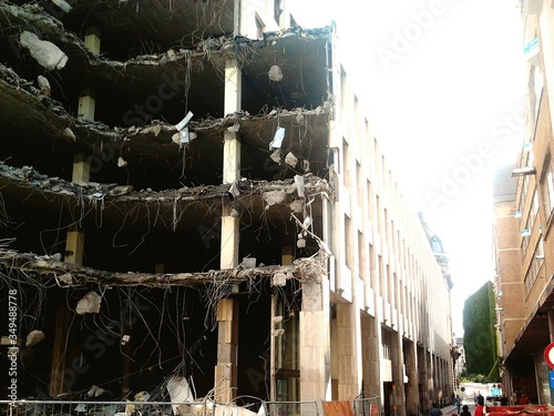 Billede på lærred Collapsed Office Building