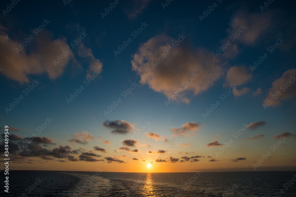 Obraz premium Sunset on the sea with wake of the ship