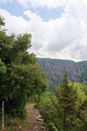 Griechenland - Vikos-Aoos Nationalpark - Vikos Schlucht - Wanderweg photo