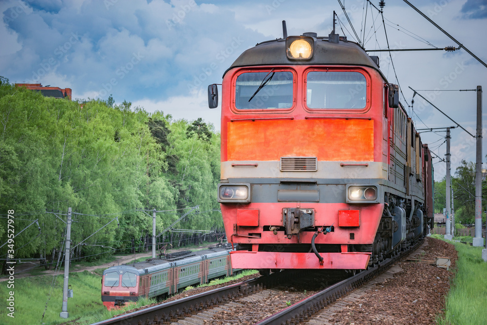 Obraz premium Freight train moves by the spring forest.