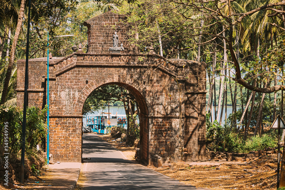 Old Goa, India. Old Viceroy s Arch In Old Goa Was Built In The Memory Of Vasco Da Gama In 1597. Famous Gate Landmark And Historical Heritage