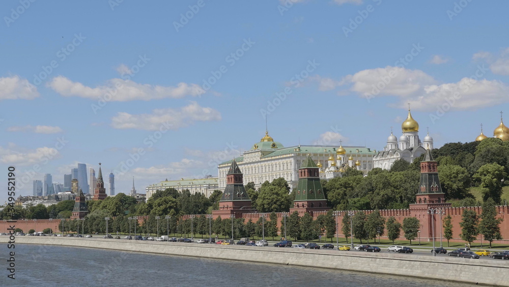 Obraz premium Sunny summer day moscow river bay kremlin